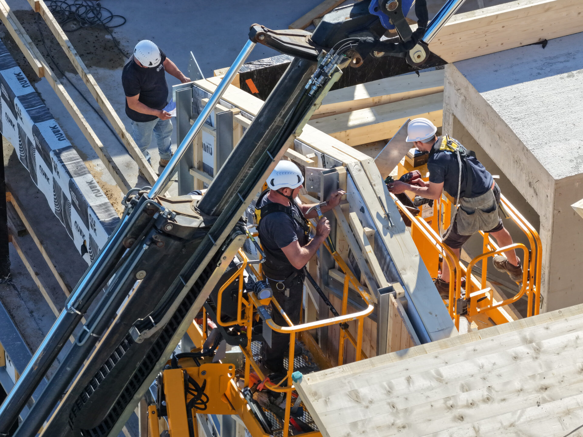 ouvriers chantier entreprise CMB bois